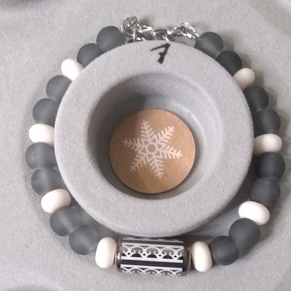 🍂🍁🍃 3/$25!!! Gray + Off-White Beaded Winter Bracelet! Sturdy Everyday Wear! - Picture 3 of 8